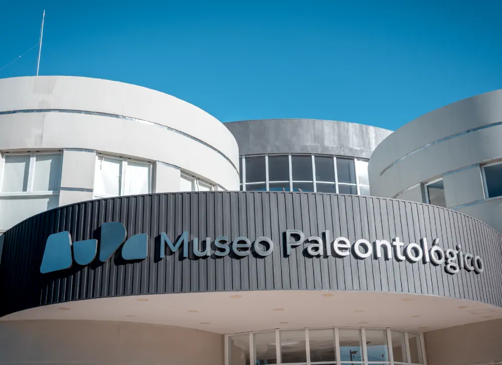 Frente curvo del museo con el cartel "MuPa Museo Paleontológico"